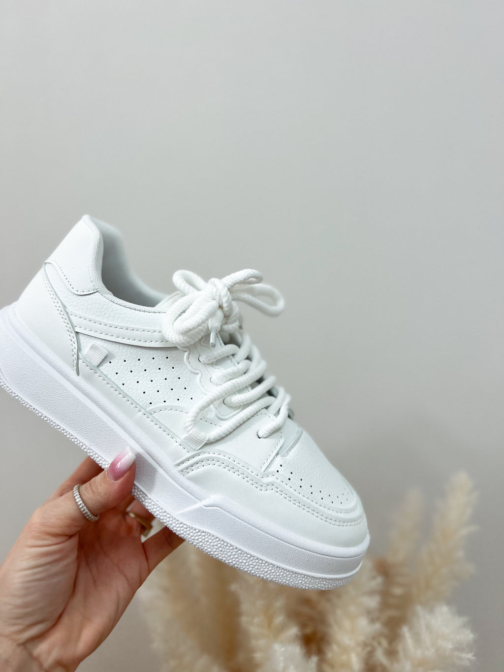 sneaker 'everyday babes'