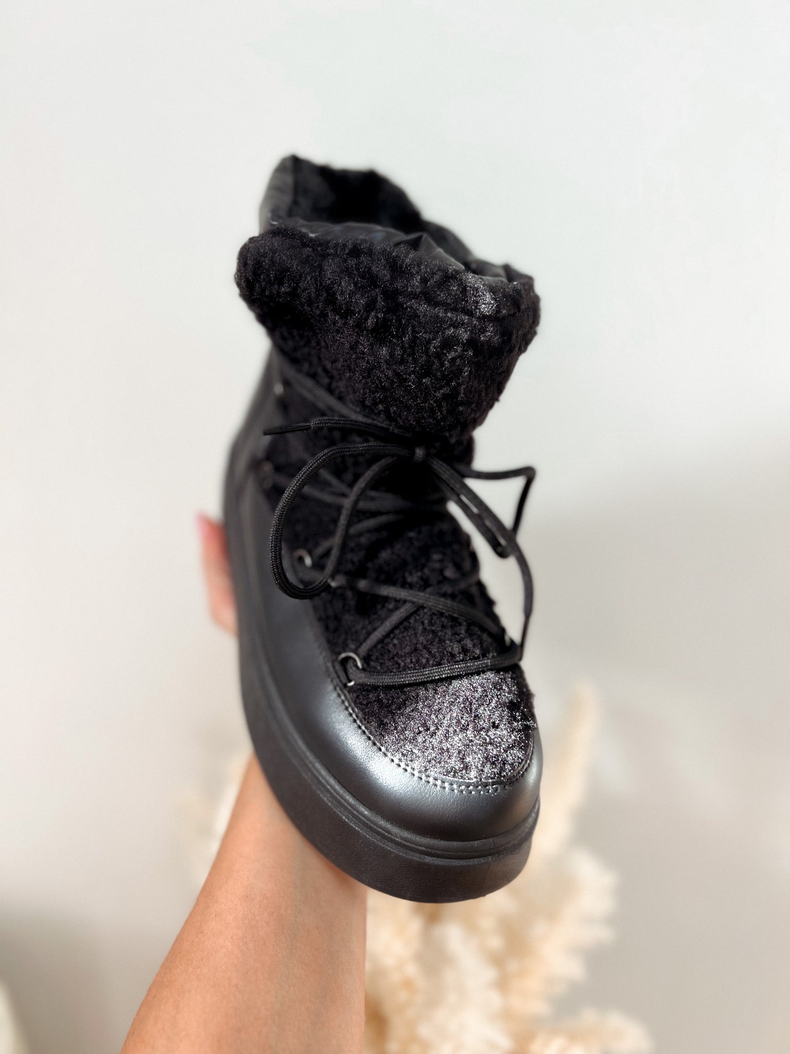 boots 'winter time black'