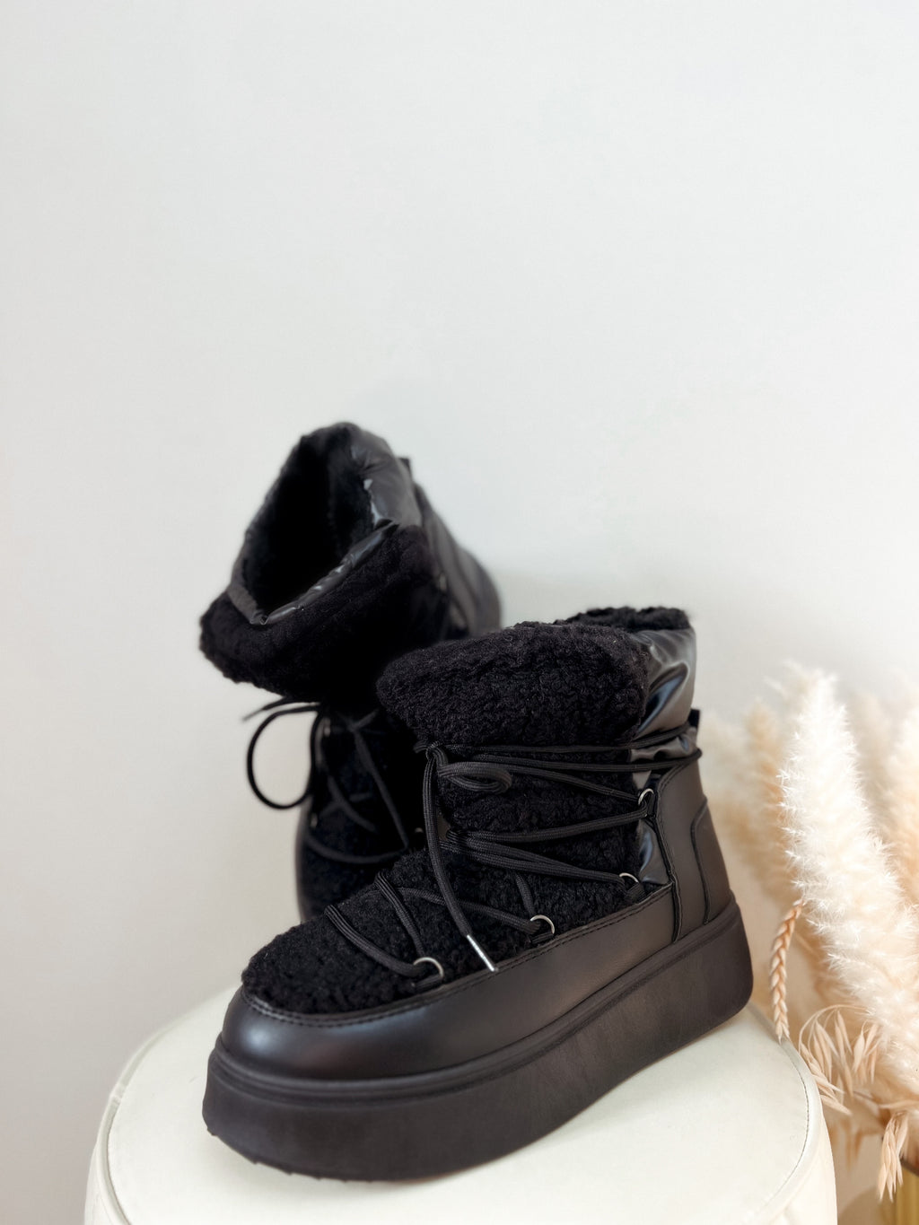 boots 'winter time black'