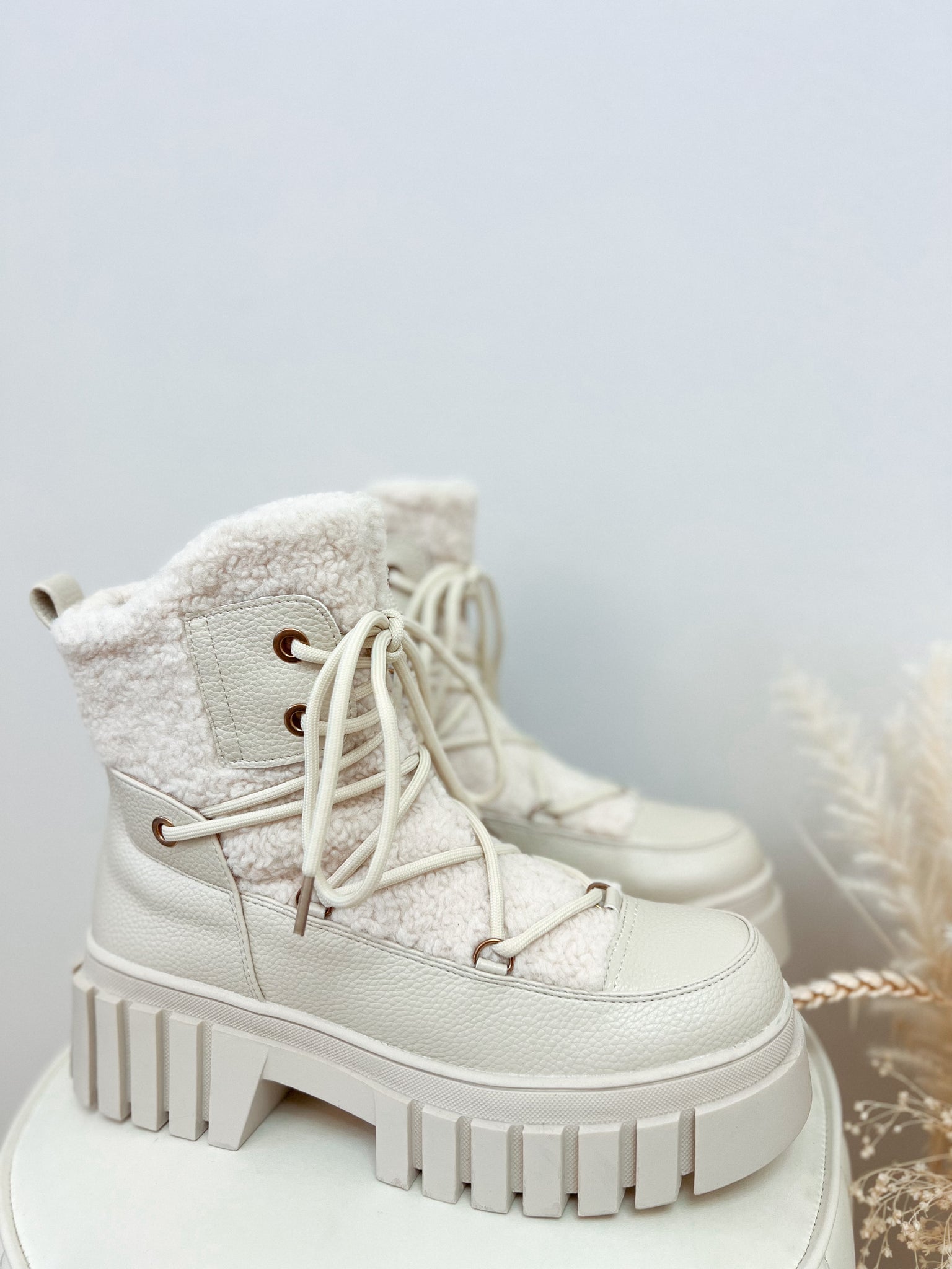 boots 'teedy beige'