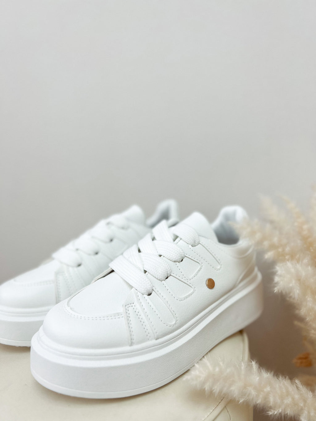 sneaker 'white ones'