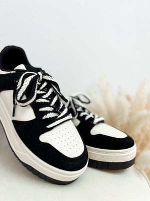 sneaker 'black ones'
