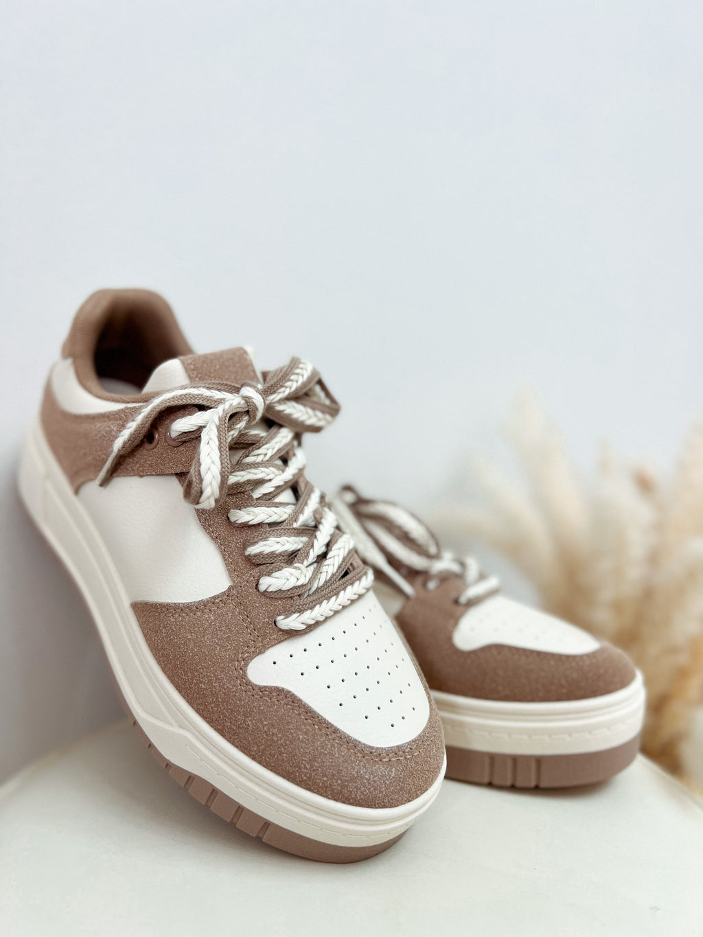 sneaker 'beige ones'