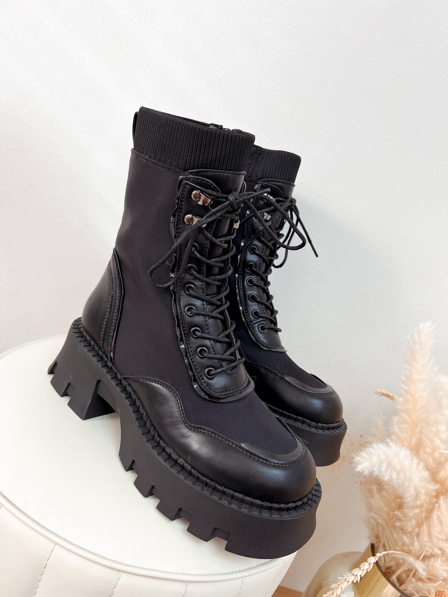 boots 'black beauty'